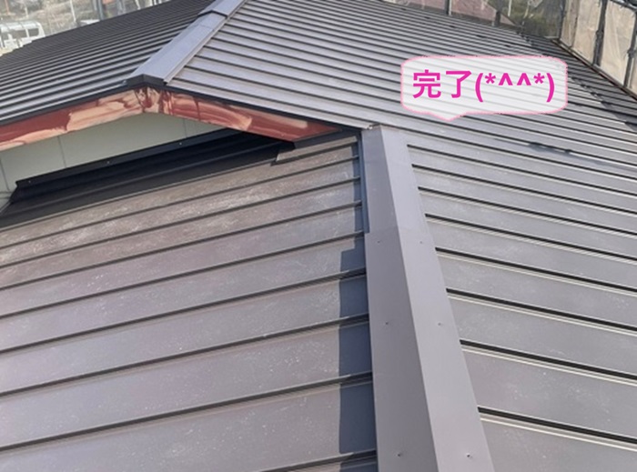 姫路市で屋根勾配の緩いカラーベスト屋根を立平へ貼り替えが完了した現場の様子